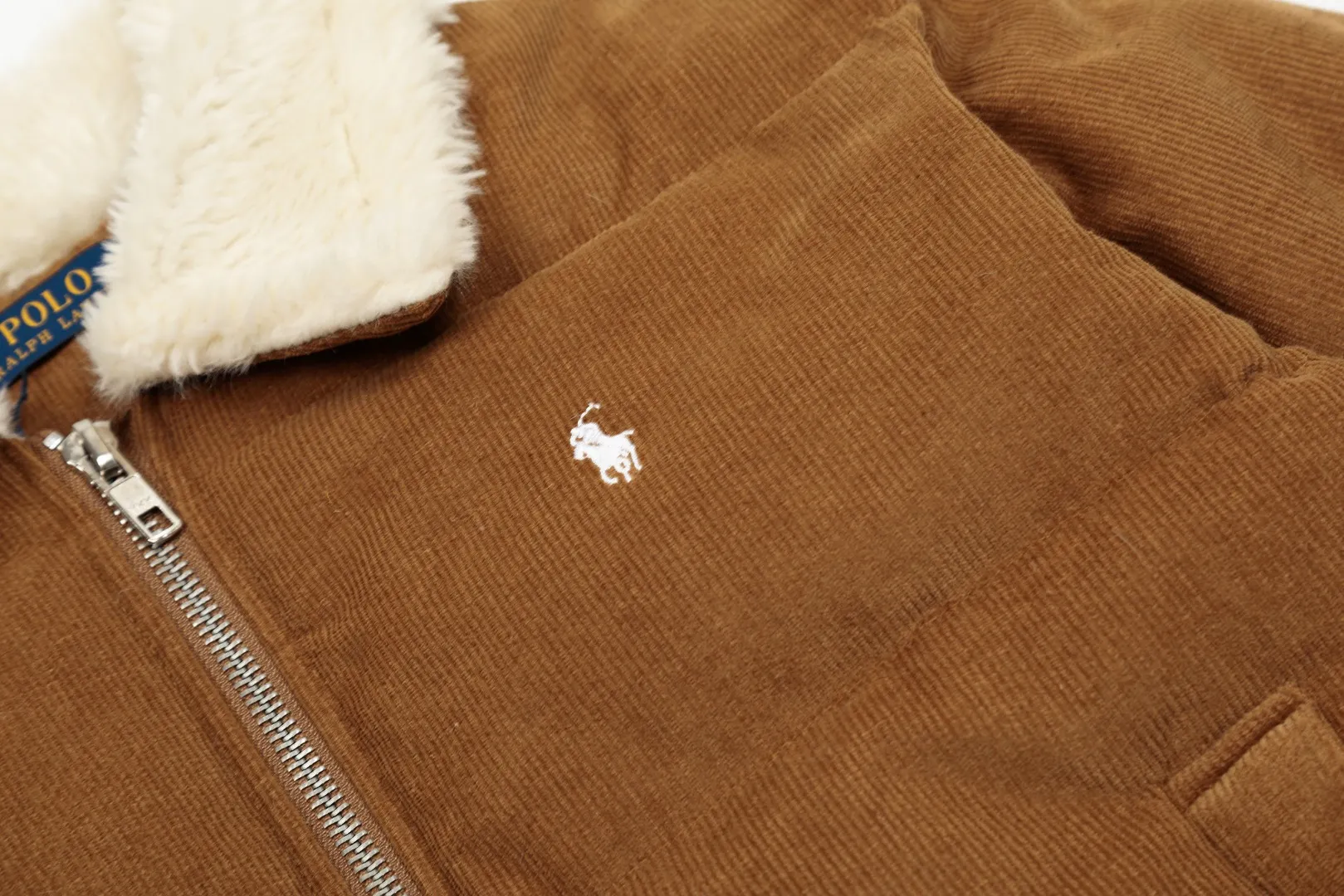 P630 Top quality" Style number: 8096# [Ralph Lauren autumn and winter new Maillard style high-waisted corduroy down jacket] ✅Ralph Lauren retro Maillard style granular velvet lapel short high-waisted corduroy thickened down jacket ✅Maillard color series cotton corduroy face ✅Inner 350T contrasting polyester silk double-layer 360T high-density gallbladder ✅YB consistent YKK white copper nude zipper, zipper pockets on both sides of the inside ✅Khaki brown, full of warm atmosphere, a must-have for goddesses in winter ~ Size: S-XL Color: Khaki brown
